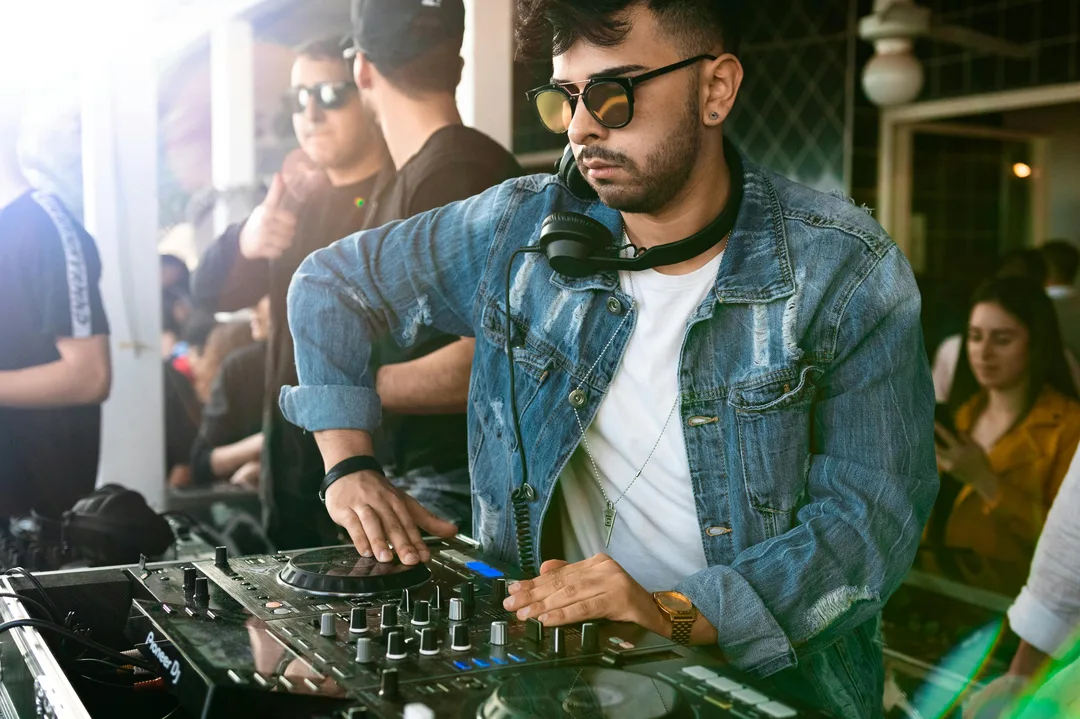 DJ tocando em uma festa ao ar livre